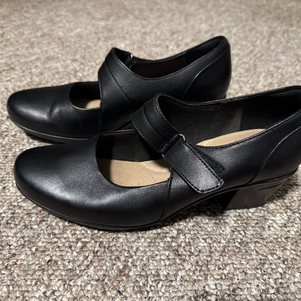 Clarks Black Leather Heels with Sleek Design